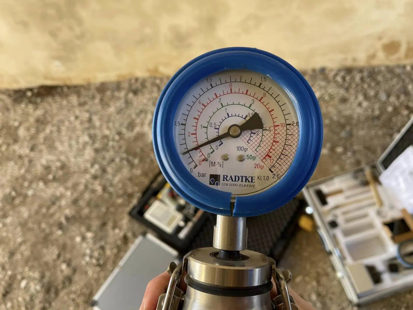Appareil de mesure de l’humidité devant un mur dégradé, photographie fournie par le client